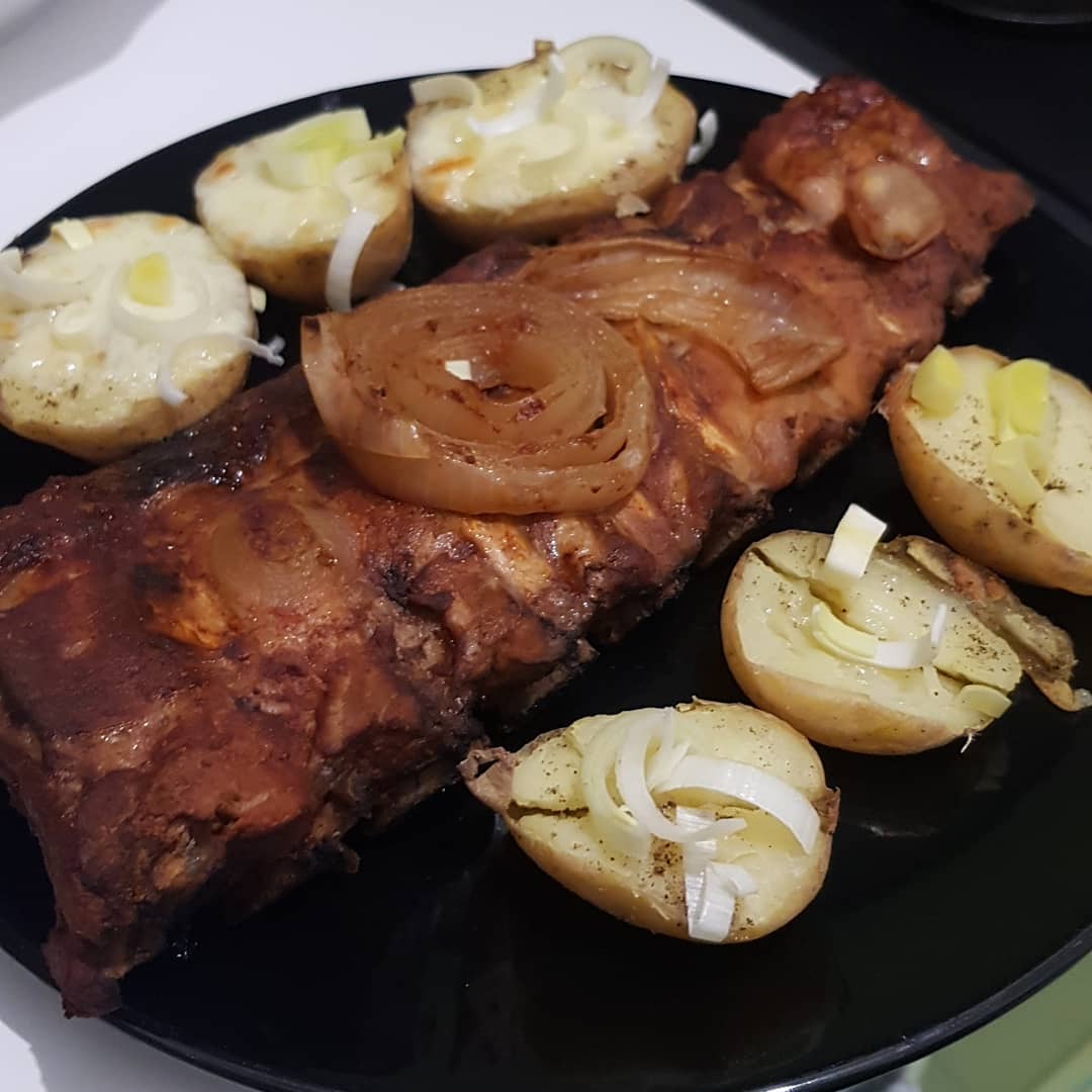 Slow-cooked ribs with new potatoes (with and without mozzarella) springled
